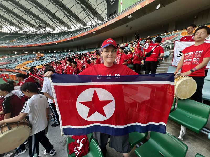 북 응원단석에서 인공기 펼쳐보이는 홍영자씨 (출처=연합뉴스)