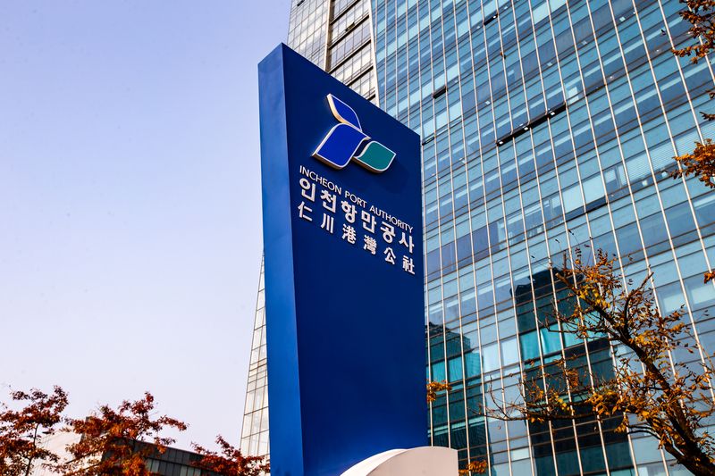 인천항만공사는 사무·건설·시설 등 7개 분야에서 '2026년도 하반기 채용형 인턴'을 모집한다. 인천항만공사 제공.