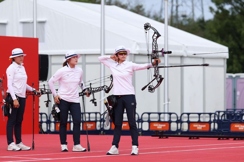 대한민국 박예린, 박정윤, 강연서가 30일 일본 오카자키 중앙종합공원 다목적광장에서 열린 2026 아이치·나고야 아시안게임 양궁 컴파운드 여자 단체전 준결승에서 인도를 상대로 경기를 펼치고 있다. 뉴스1