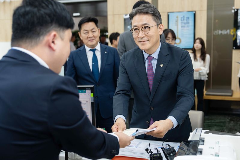 권대영 금융위원회 부위원장이 30일 서울 종로구 NH농협은행 정부서울청사지점에서 제2차 국민참여성장펀드에 가입하고 있다. 금융위원회 제공