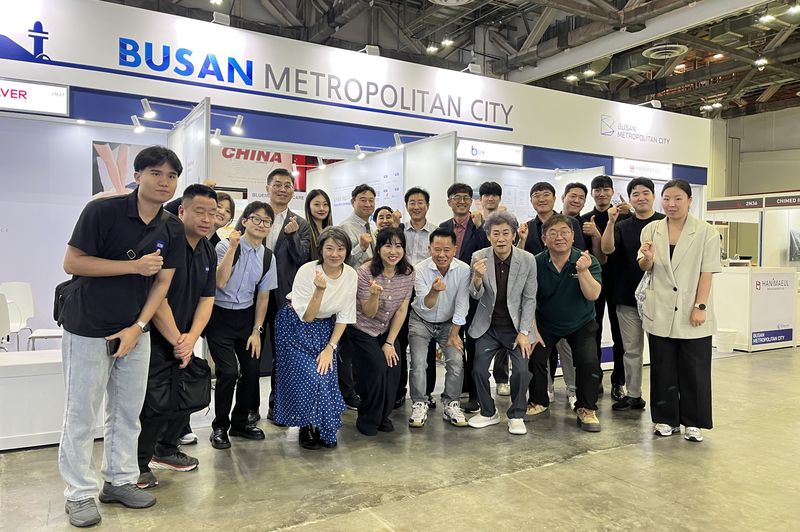 지난 9일부터 11일까지 싱가포르 현지에서 열린 ‘메디컬 페어 아시아 2026’에서 부산시가 부산 공동관을 꾸린 가운데 부산 공동관 앞에서 참여기업 관계자들이 함께 기념촬영하고 있다. 부산시 제공