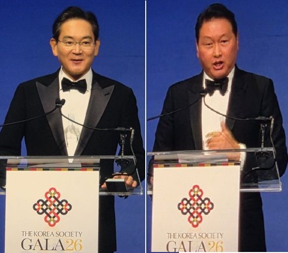 이재용 삼성전자 회장(왼쪽)과 최태원 SK그룹 회장이 28일(현지시간) 코리아소사이어티가 개최한 연례 갈라에서 젠슨 황 엔비디아 CEO의 밴 플리트상 수상을 축하하고 있다. /연합뉴스