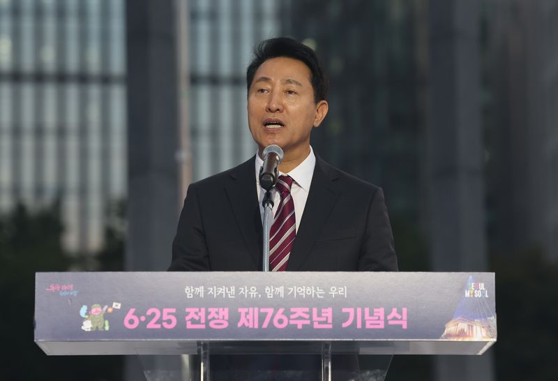 [서울=뉴시스] 조성우 기자 = 오세훈 서울시장이 23일 서울 종로구 광화문광장 감사의 정원에서 열린 6·25전쟁 제76주년 기념식에서 기념사를 하고 있다. 2026.06.23. xconfind@newsis.com