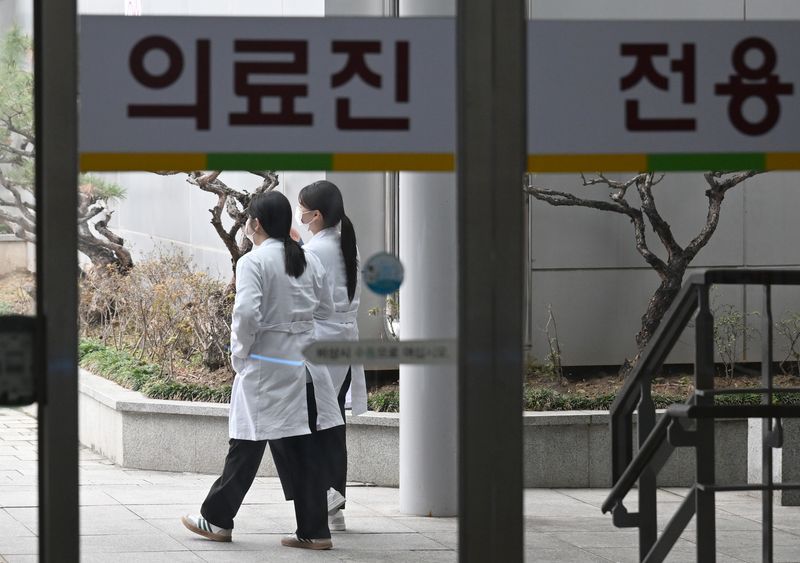 [광주=뉴시스] 박기웅 기자 = 전남광주 동구 전남대병원에서 의료진이 이동하는 모습. 2024.03.26. photo@newsis.com