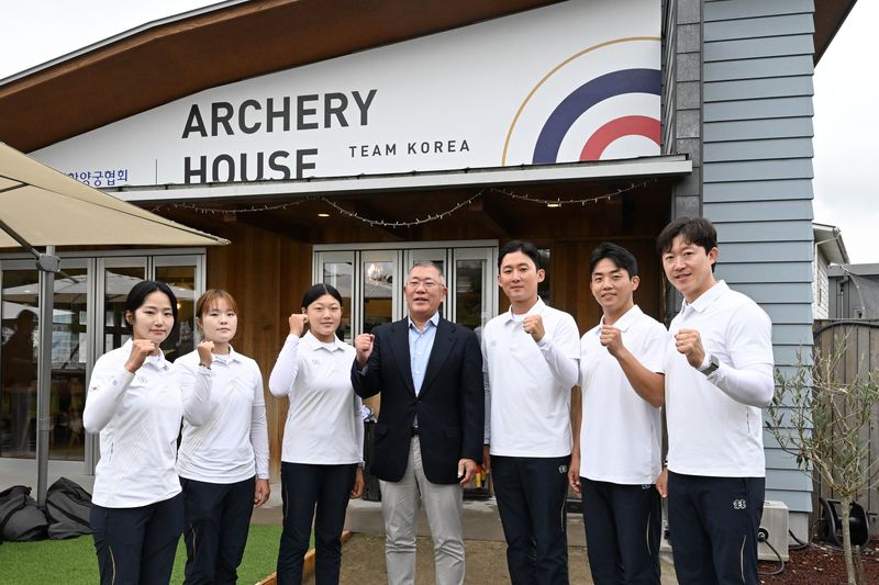 대회장 인근에 마련된 대한민국 양궁 대표선수단 전용 휴게공간 앞에서 대표선수들과 정의선 대한양궁협회 회장이 기념촬영을 하는 모습. 왼쪽부터 박정윤, 박예린, 강연서 선수, 정의선 대한양궁협회 회장, 김종호, 최은규, 최용희 선수. 뉴스1