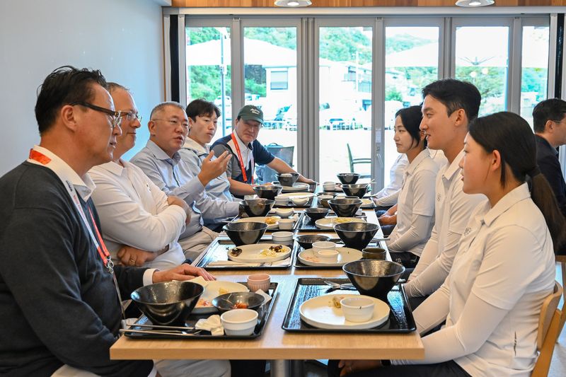 대회장 인근에 마련된 대한민국 양궁 대표선수단 전용 휴게공간에서 대표선수들과 정의선 대한양궁협회 회장이 함께 식사하며 대화하는 모습. 뉴스1