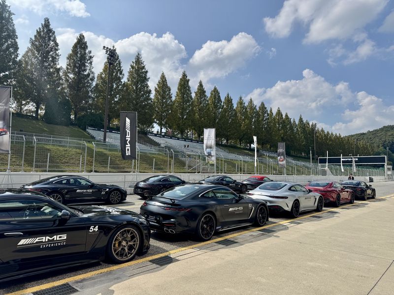 메르세데스-AMG GT 43, GT 55가 지난 29일 경기 용인 AMG 스피드웨이에 줄지어 서 있다. 사진= 김동찬 기자