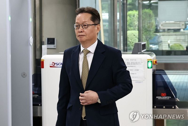 이은우 전 한국정책방송원(KTV) 원장이 지난 26일 서울 서초구 서울중앙지방법원에서 열린 1심 선고를 마친 뒤 법정을 나서고 있다. 연합뉴스