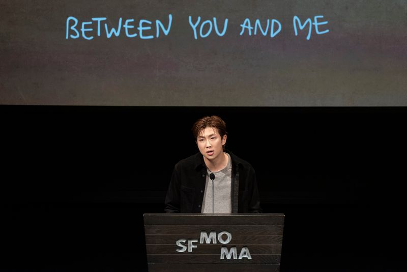 방탄소년단(BTS)의 RM(김남준)이 29일(현지시간) 미 캘리포니아주 샌프란시스코 현대미술관(SFMOMA)에서 열리는 'RM X SFMOMA: 당신과 나 사이' 특별 전시회 사전 공개 행사에 앞서 발언하고 있다. RM의 개인 소장품을 전시하는 이번 특별전은 다음 달 3일 개막해 2월 7일까지 열린다.AP뉴시스