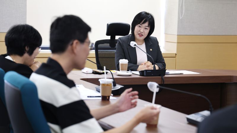 홍소영 병무청장이 30일 오전 정부대전청사에서 'AI챔피언 간담회'를 개최하고, 전문인재들의 의견을 듣고 있다. 병무청 제공
