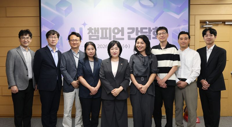 홍소영 병무청장(가운데)이 30일 오전 정부대전청사에서 'AI챔피언 간담회'를 개최하고, 참석자들과 기념촬영을 하고 있다. 병무청 제공