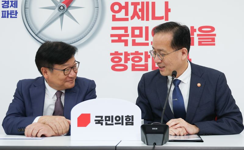 [서울=뉴시스] 김근수 기자 = 정점식 국민의힘 원내대표가 30일 오전 서울 여의도 국회에서 이형일 경제부총리 겸 재정경제부 장관을 접견하고 있다. 2026.09.30. ks@newsis.com