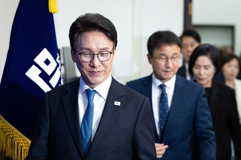 김민석 더불어민주당 대표와 한병도 원내대표를 비롯한 지도부가 30일 서울 여의도 국회에서 열린 최고위원회의에 참석하고 있다. 2026.9.30 ⓒ 뉴스1 유승관 기자