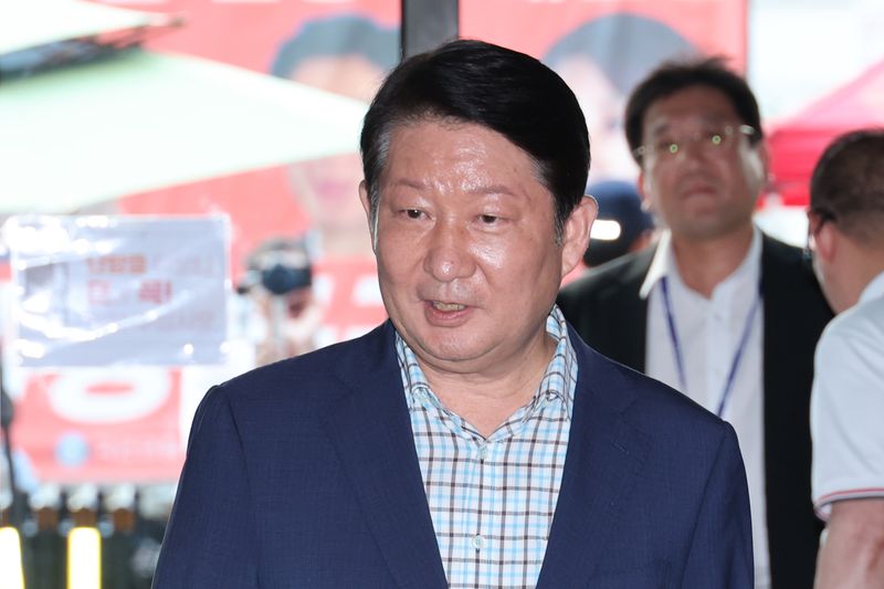 권영진 국민의힘 의원이 지난달 18일 서울 여의도 국민의힘 당사에서 열린 중앙윤리위원회에 출석하고 있다. 뉴스1