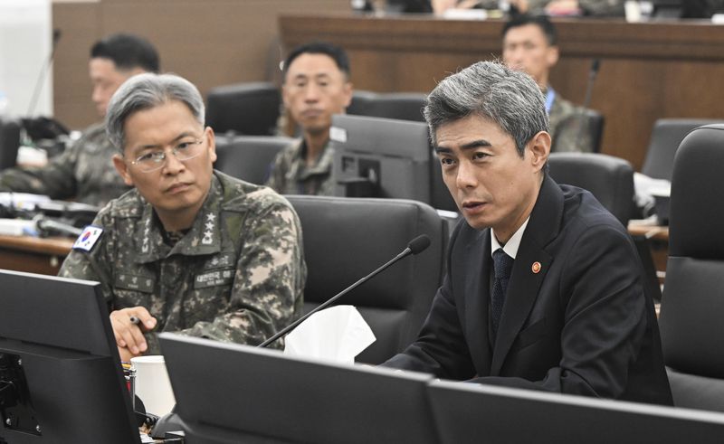 30일 오전, 강신철 국방부장관이 해군작전사령부를 방문하여 작전 대비태세를 점검하고 있다. 국방부 제공