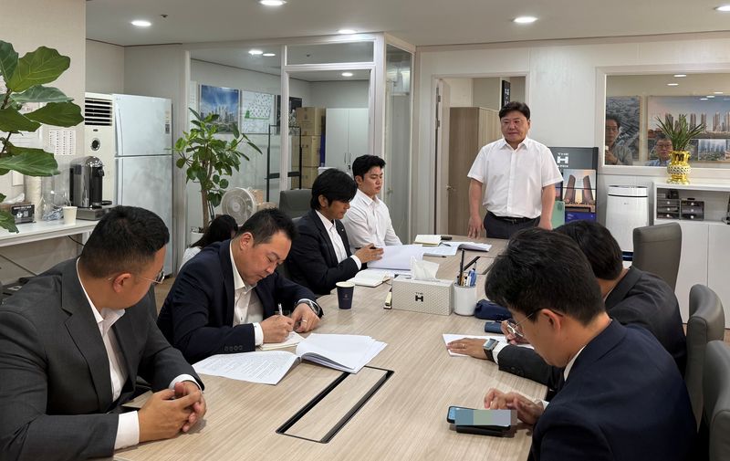 목동 신시가지 아파트 4단지 재건축정비사업조합은 30일 오전 11시 조합 사무실에서 시공사 선정 관련 현장설명회를 열었다. 뉴시스
