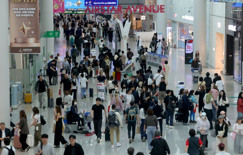 추석 연휴를 하루 앞둔 23일 오전 인천국제공항 제1터미널 면세구역이 여행객들로 붐비고 있다. 올해 추석 연휴 기간 국내 공항 이용객은 195만명을 넘어설 것으로 전망됐다. 2026.9.23 ⓒ 뉴스1 권현진 기자