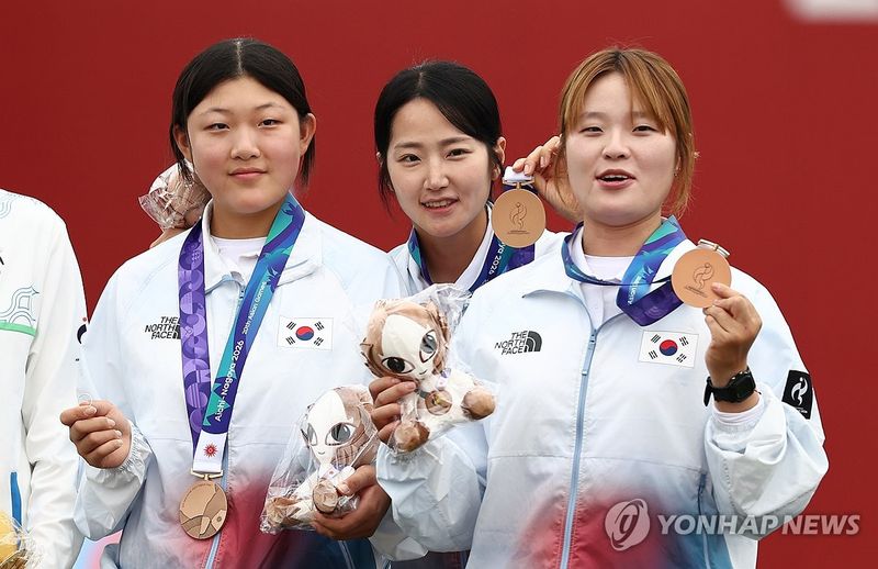 동메달 목에 건 컴파운드 여자 단체 대표팀 (출처=연합뉴스)