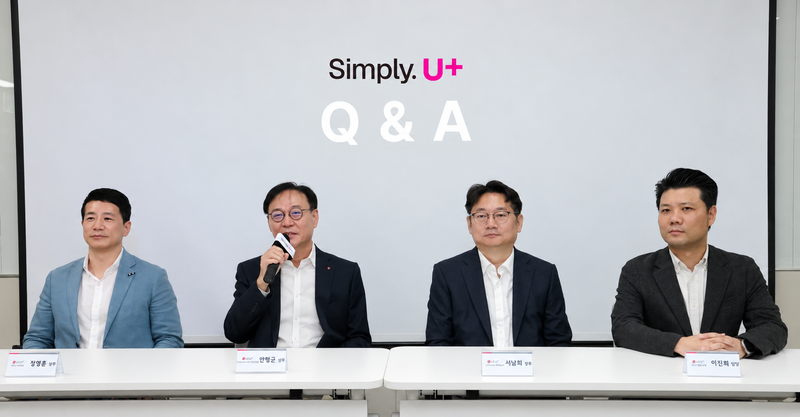 G유플러스가 2030년까지 상담 대기시간 없는 AICC(AI Contact Center)를 구현하기 위한 'AI 네이티브 컨택센터' 전략을 공개했다. 30일 서울 금천구 LG가산디지털센터에서 개최한 기자간담회에서 Q&A 세션을 진행하고 있는 모습. 왼쪽부터 정영훈 기업AI사업담당(상무), 안형균 엔터프라이즈AI사업그룹장(상무), 서남희 AICC프로덕트담당(상무), 이진희 AICC개발Lab장. LG유플러스 제공