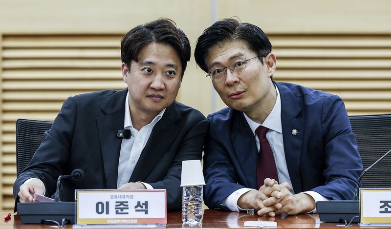 [서울=뉴시스] 정병혁 기자 = 조정훈 국민의힘 의원과 이준석 의원이 30일 서울 여의도 국회 의원회관에서 열린 수도권 주거혁신 포럼 창립 세미나에 대화하고 있다. 2026.09.30. jhope@newsis.com