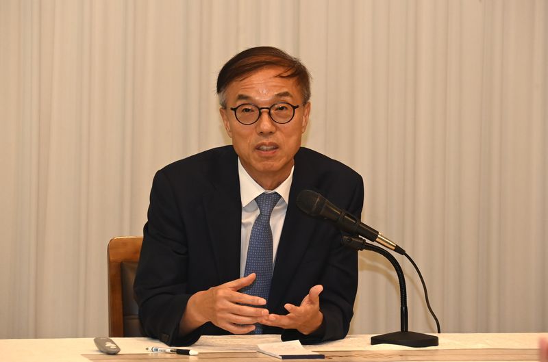 30일 서울 광화문에서 열린 한국전자통신연구원(ETRI) 박세웅 원장 기자간담회에서 박 원장이 기자들의 질문에 답변하고 있는 모습. ETRI 제공