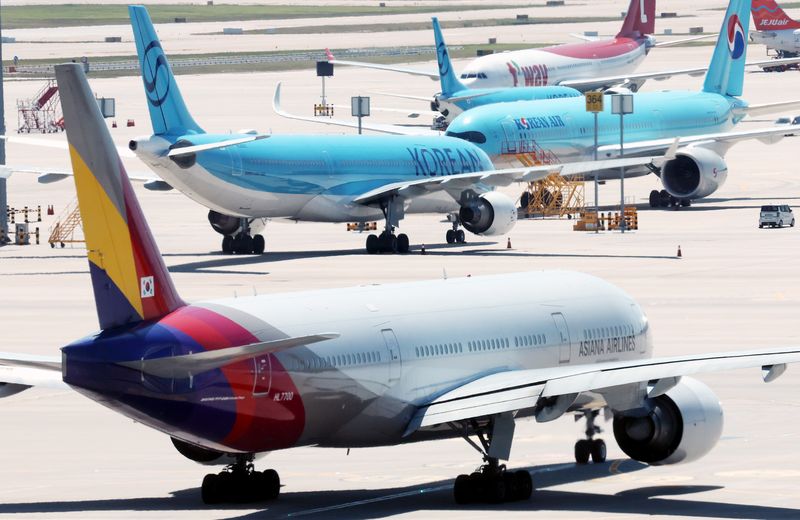 아시아나항공이 임시주주총회를 열고 대한항공과 합병 체결을 가결한 12일 인천국제공항 제2여객터미널 활주로에 대한항공과 아시아나 항공기가 이동하고 있다. 뉴시스
