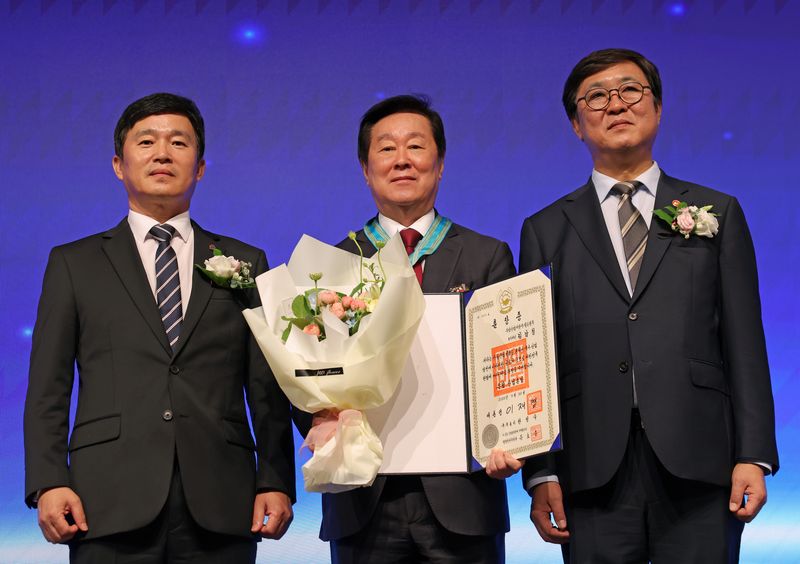 30일 서울 중구 롯데호텔에서 열린 '제53회 관광의 날' 기념식에서 김남철(가운데) 힐튼경주 부사장 겸 총지배인이 은탑산업훈장을 받은 뒤 최휘영 문화체육관광부 장관(오른쪽)과 기념촬영을 하고 있다. 문체부 제공