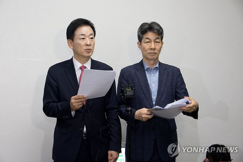 브리핑하는 국회 정보위 여야 간사 (출처=연합뉴스)