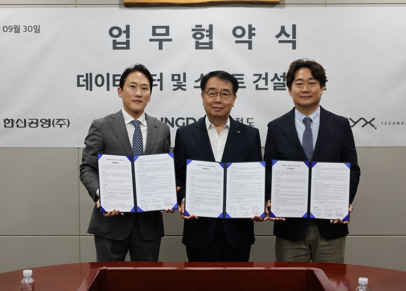 ㈜정도 이우형 대표이사(왼쪽부터), 한신공영㈜ 전재식 대표이사 사장, ㈜직스테크놀로지 최종복 의장이 30일 한신공영 본사에서 업무협약을 맺고 기념사진을 촬영하고 있다. 한신공영 제공
