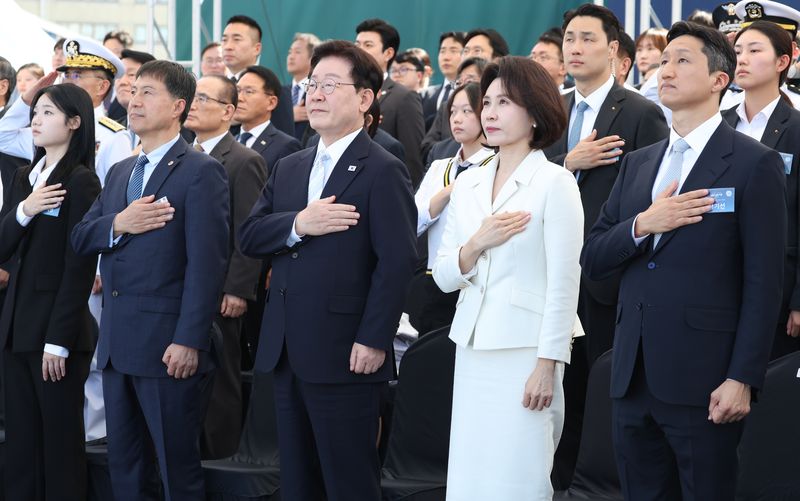 이재명 대통령과 김혜경 여사가 30일 울산에서 열린 대호김종서함 진수식에서 국민의례를 하고 있다. 뉴스1
