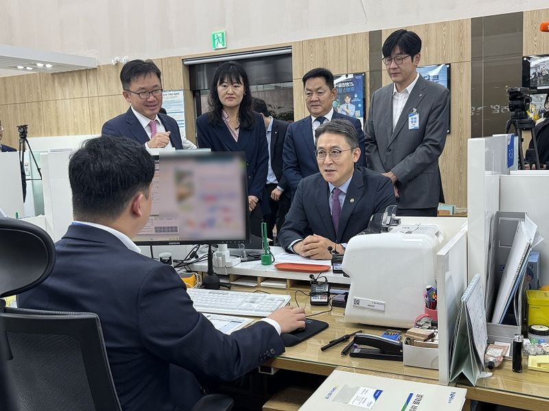 30일 권대영 금융위원회 부위원장이 NH농협은행 정부서울청사지점을 방문해 제2차 국민참여형 국민성장펀드를 가입하고 있다. NH농협은행 제공