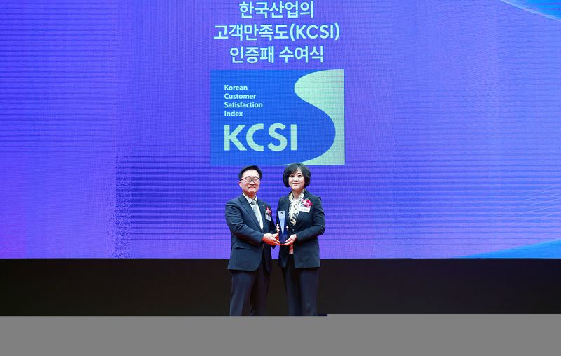 30일 서울시 중구 신라호텔에서 진행된 2026 한국산업의 고객만족도(KCSI) 인증패 수여식에서 박현주 신한은행 소비자보호그룹장(오른쪽)과 한수희 한국능률협회컨설팅 대표이사가 기념촬영을 하고 있다. 신한은행 제공