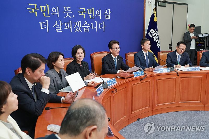 더불어민주당 최고위원회의에서 발언하는 김민석 대표 (출처=연합뉴스)