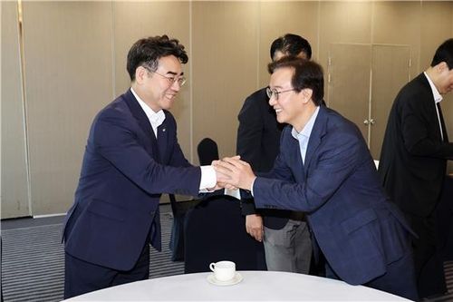 손 맞잡은 이성권 국민의힘 부산시당위원장과 전재수 부산시장 (출처=연합뉴스)