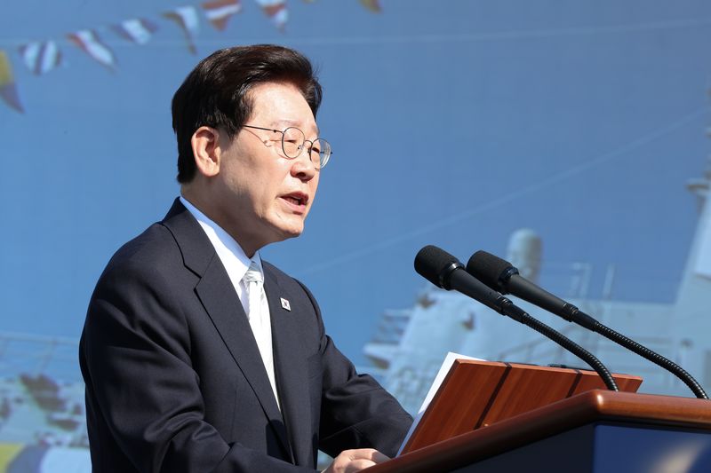 이재명 대통령이 30일 울산에서 열린 대호김종서함 진수식에서 축사를 하고 있다. 뉴스1