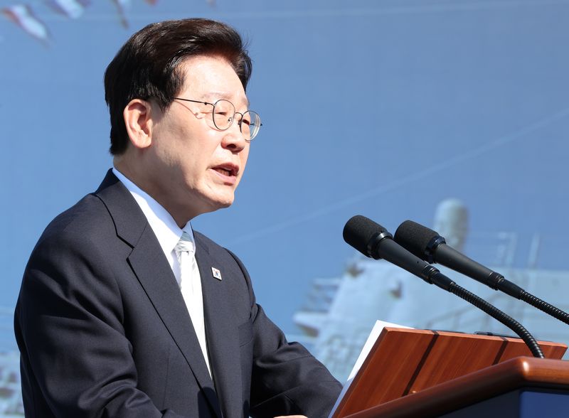 이재명 대통령이 30일 울산에서 열린 대호김종서함 진수식에서 축사를 하고 있다. 청와대통신사진기자단