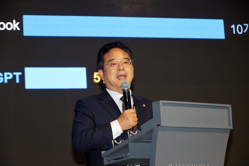 30일 서울 워커힐 호텔앤리조트에서 열린 ‘코리아블록체인위크 2026(KBW2026)’의 메인 컨퍼런스에서 민병덕 더불어민주당 의원이 강연을 하고 있다. 사진=박범준 기자