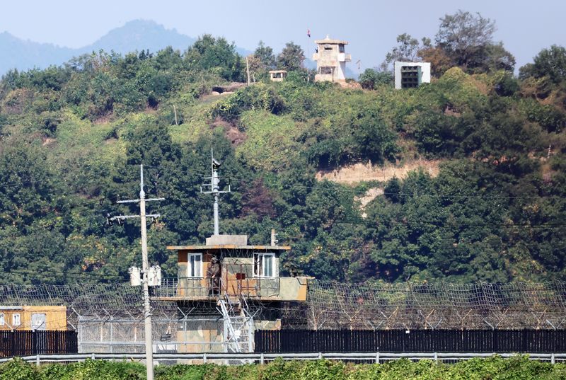 지난달 29일 경기 파주 접경지역에서 바라본 남과 북의 초소에서 양측 병사가 경계 근무를 서고 있다. 서부전선 비무장지대(DMZ)에서 우리 군 장병들이 다친 지뢰 폭발 사고 원인이 북한군이 매설한 지뢰일 가능성이 크다는 군의 판단이 나온 가운데 대북 확성기 방송 재개 등 상응 조치에 관심이 쏠리고 있다. 뉴스1