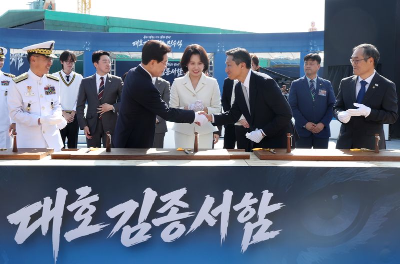 이재명 대통령이 30일 울산에서 열린 대호김종서함 진수식에서 안전항해 기원의식을 하며 정기선 HD현대 회장과 인사하고 있다. 뉴시스
