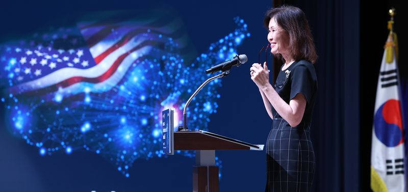 미셸 스틸 주한미국대사가 지난달 30일 서울 중구 대한상공회의소에서 열린 대한상의-암참 공동 미국시장 진출세미나에서 축사를 위해 연단에서 안경을 쓰고 있다.연합뉴스