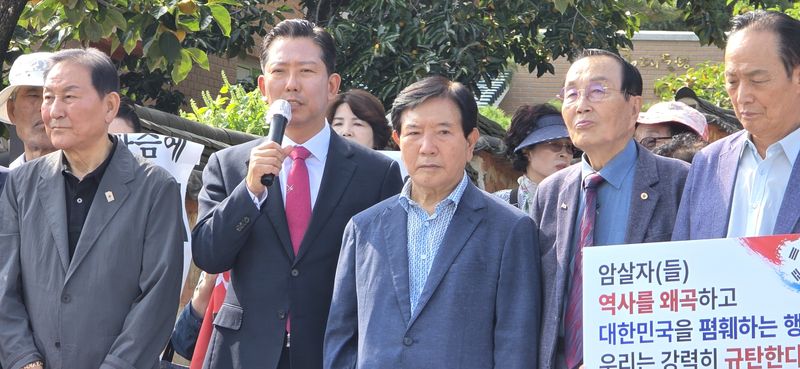 김장호 구미시장이 30일 상모동 박정희 생가앞에서 열린 숭모단체들의 영화 '암살자'규탄 집회에서 '암살자들에 대한 입장을 밝히고 있다. 2026.9.30 ⓒ 뉴스1 정우용 기자