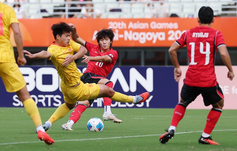 30일 일본 오사카 나가이 스타디움에서 열린 2026 아이치·나고야 아시안게임 남자 축구 준결승 대한민국과 중국의 경기. 한국 배준호가 슛을 하고 있다.연합뉴스