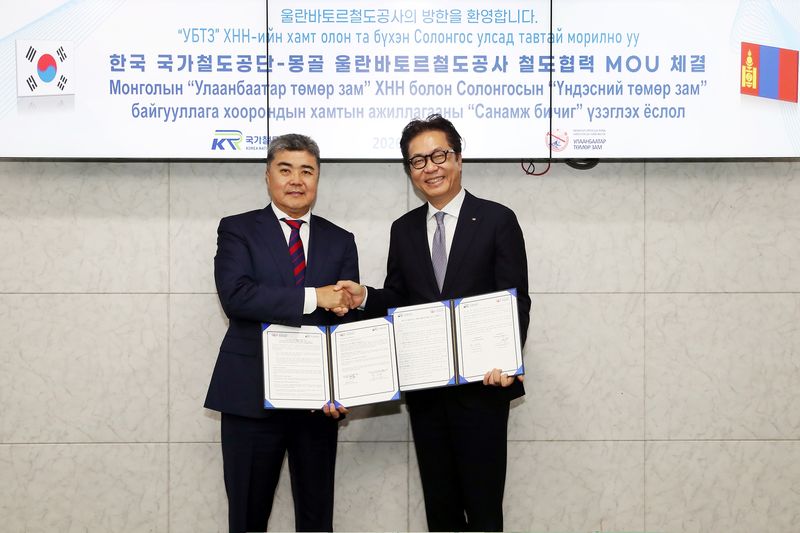 30일 국가철도공단 수도권본부에서 열린 공단-몽골 울란바토르 철도공사 양해각서 체결식에서 정진혁 국가철도공단 이사장(오른쪽)과 헤를랭 히식자르갈 몽골 울란바토르 철도공사 사장이 기념촬영을 하고 있다. 국가철도공단 제공