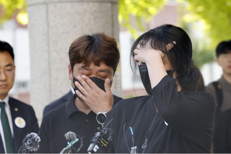 30일 여고생 이채원 양을 살해한 장윤기(23)에게 무기징역이 선고된 후 광주지법 앞에서 이채원 양의 어머니가 아버지와 함께 눈물 흘리며 입장을 밝히고 있다. 2026.9.30 ⓒ 뉴스1 김태성 기자