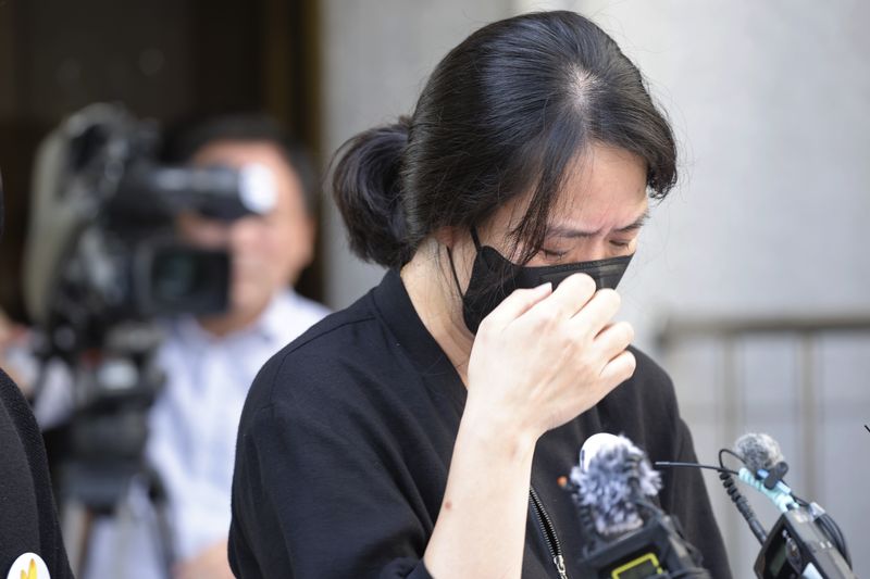 30일 여고생 이채원 양을 살해한 장윤기(23)에게 무기징역이 선고된 후 광주지법 앞에서 이채원 양의 어머니가 입장을 밝히며 눈물을 흘리고 있다. 2026.9.30 ⓒ 뉴스1 김태성 기자