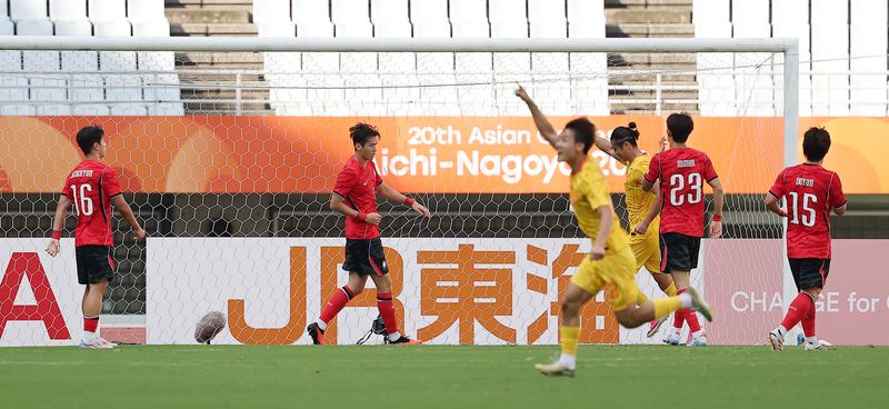 30일 일본 오사카 나가이 스타디움에서 열린 2026 아이치·나고야 아시안게임 남자 축구 준결승 대한민국과 중국의 경기. 전반전 중국 왕위둥에게 선제골을 허용한 한국 선수들이 아쉬워하고 있다. 연합뉴스