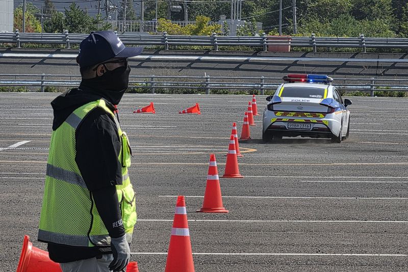 [대구=뉴시스] 이상제 기자 = 30일 대구 달성군 지능형자동차부품진흥원에서 순찰차가 빠르게 질주하고 있다. 2026.09.30. king@newsis.com *재판매 및 DB 금지