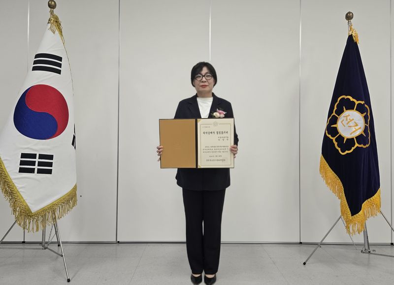 하정애 충북도의원이 30일 충북선거관리위원회에서 비례 도의원 의석 승계자 결정통지서를 받고 있다. (충북선관위 제공. 재판매 및 DB 금지) 2026.9.30/뉴스1
