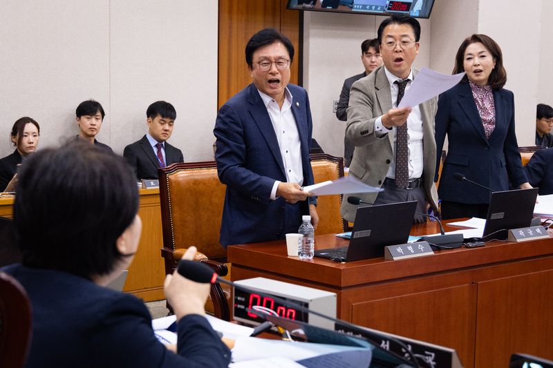 28일 서울 여의도 국회에서 열린 제439회 국회(정기회) 법제사법위원회 제8차 전체회의에서 국민의힘 위원들이 조희대 대법원장 국정감사 증인 채택에 반발하며 퇴장하고 있다. 2026.9.28 ⓒ 뉴스1 유승관 기자