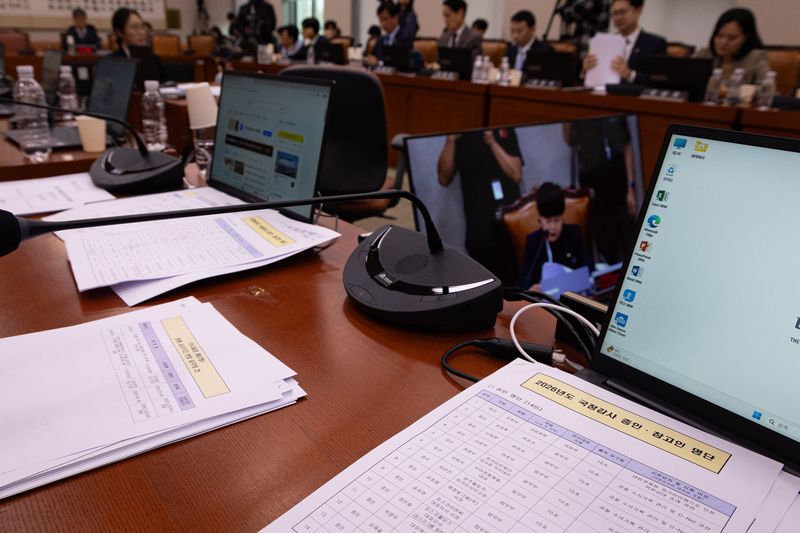 28일 서울 여의도 국회에서 열린 제439회 국회(정기회) 법제사법위원회 제8차 전체회의에서 조희대 대법원장 국정감사 증인 채택에 반발하며 퇴장한 국민의힘 위원석에 국정감사 증인 명단이 놓여 있다. 2026.9.28 ⓒ 뉴스1 유승관 기자